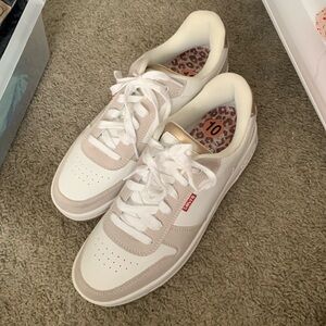NWOT Levi’s women’s tennis shoes